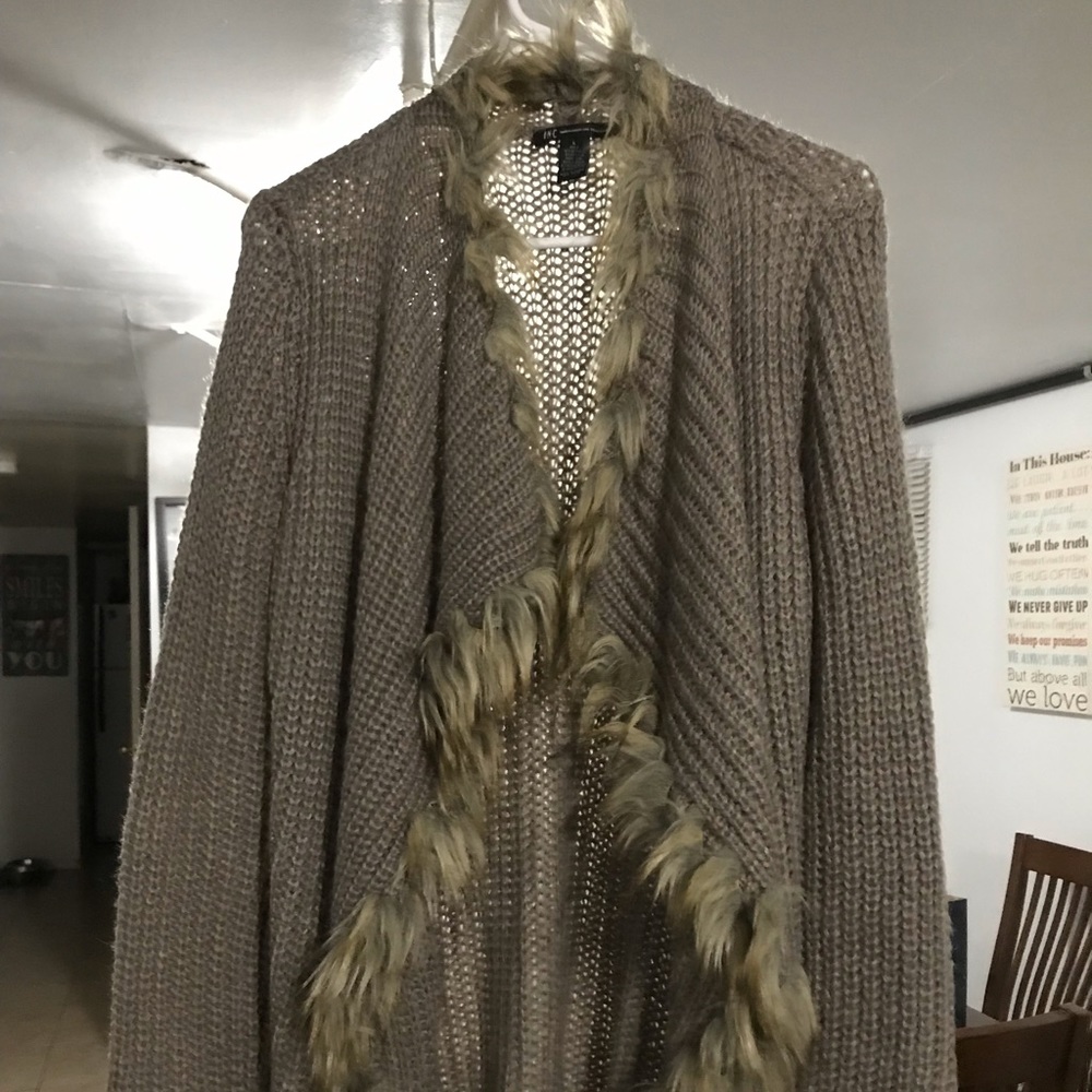 Super cute sweater with faux fur on the rim!